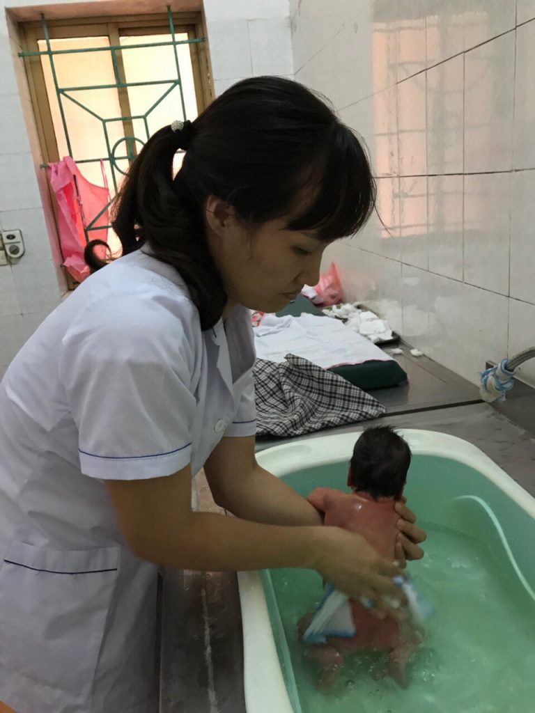 Thực hành tắm bé tại khoa sản bệnh viện